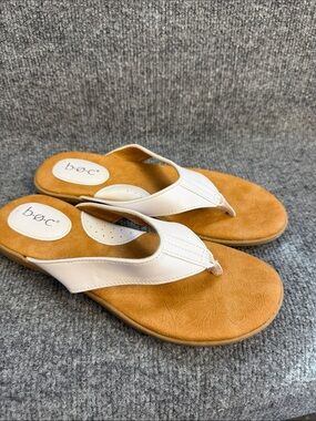 b.o.c. White Thong Sandals with Tan Footbed Size 8M New!